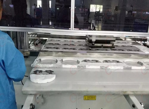 云博电子体育_云博（中国） 全自动图案面膜成型裁断机